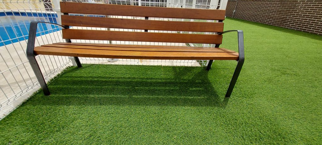 Limpieza de césped artificial en Alcalá de Henares
